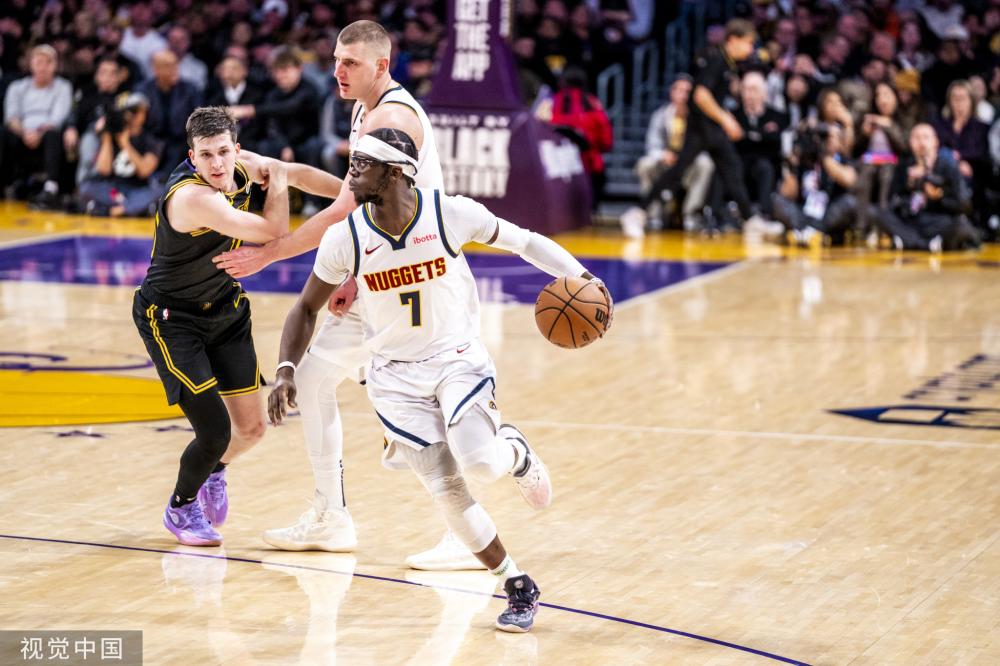 在球场上他 在球场上他